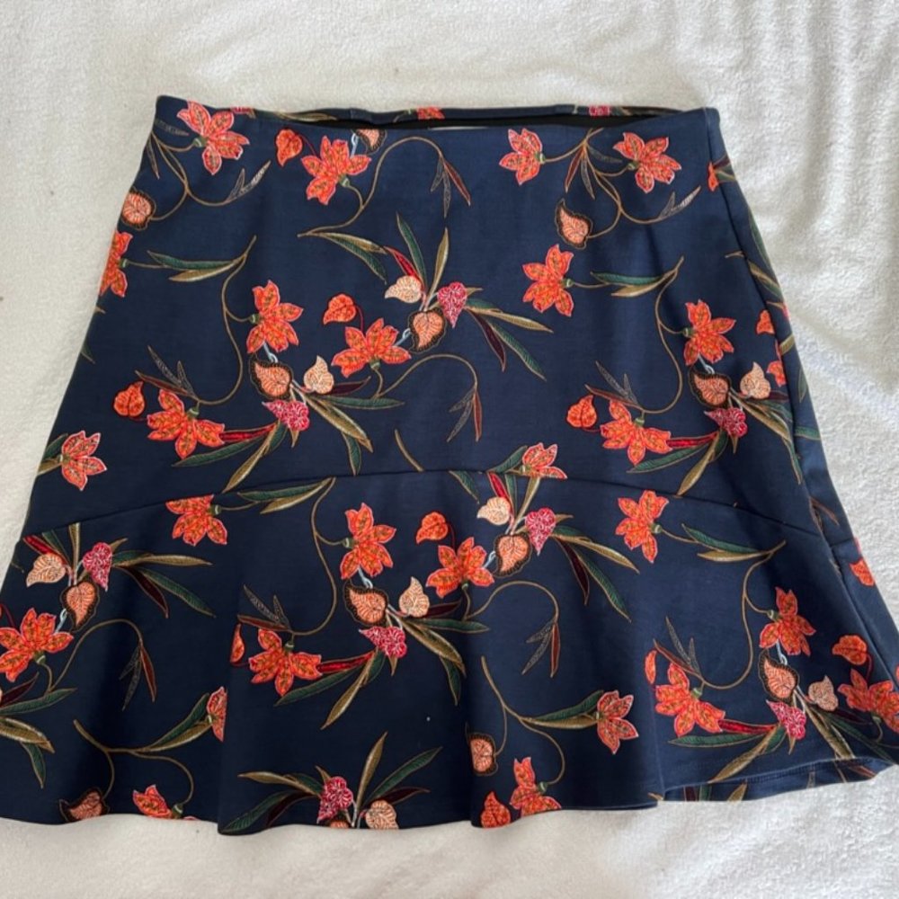 Loft size Medium Casual Navy Blue Floral Pattern Mini Skirt